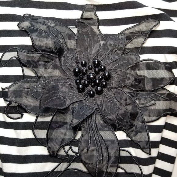 More Love & Lace White/Black Striped Blouse Large Flower Size Medium Paris NWT - Picture 5 of 7